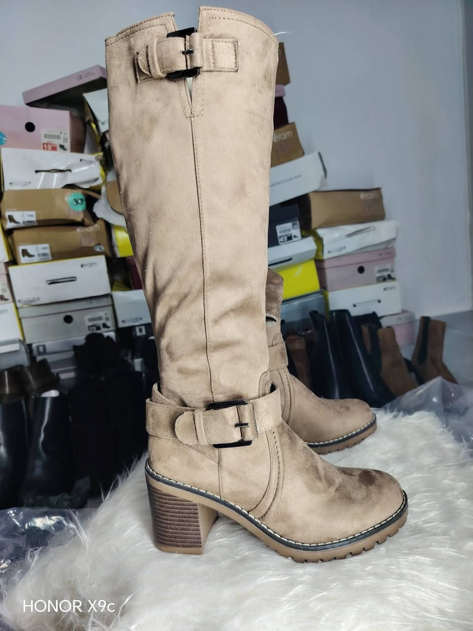 السلام عليكم 
يوجد لدينا احذيه اوربي ماركه اصلي 
يوجد خدمة توصيل داخل الموصل فقط 
السعر خاص..  المراسله واتساب 
***********
