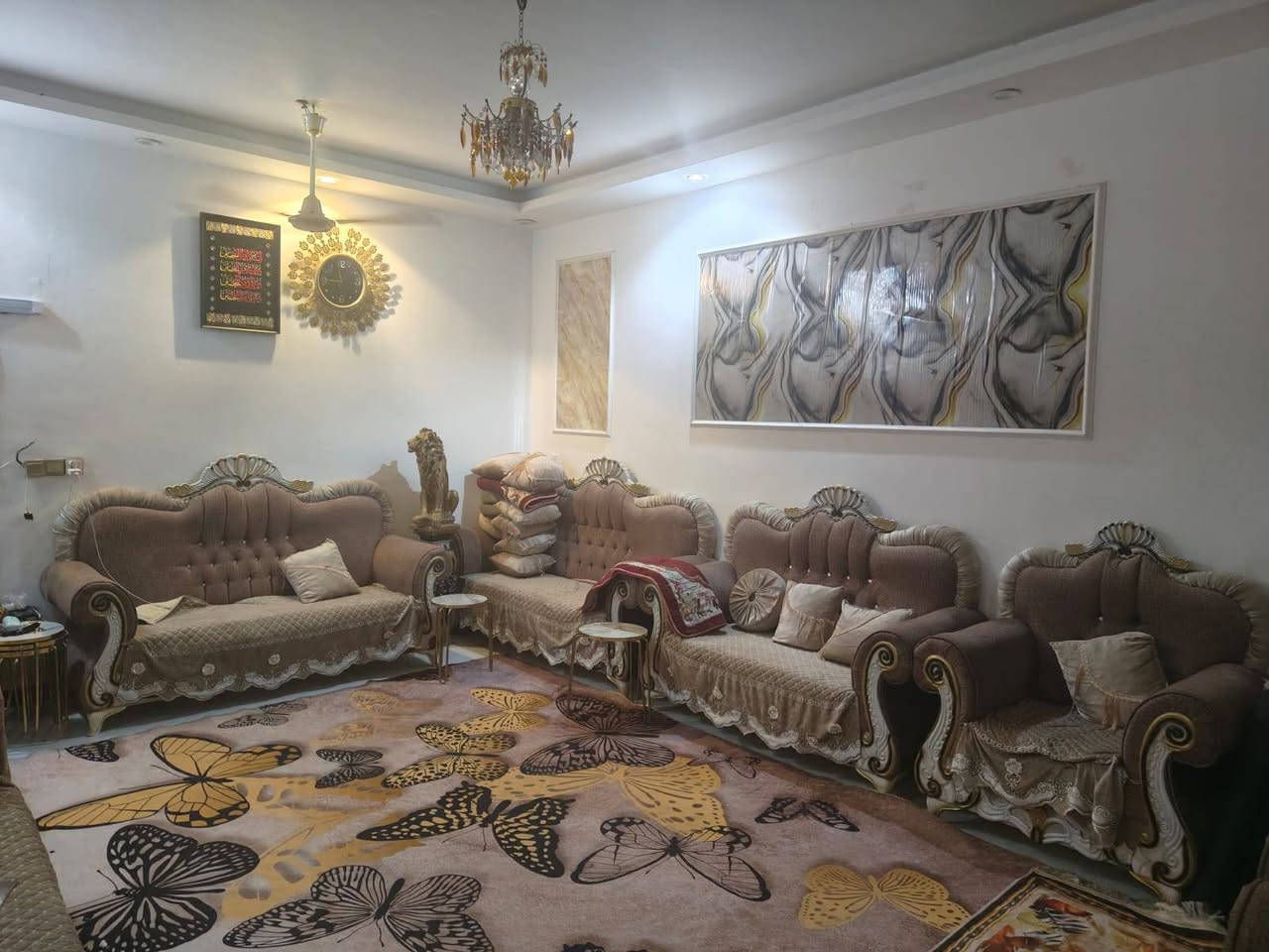 السلام عليكم بيت في كربلاء حي الرساله 200 متر قرب الشارع العام مال الكيات ثالث بيت عن الشارع العام  يحتوي على اربع غرف واستقبال وصاله ومطبخ وحديقه. السعر 280 قابل لتفاوض .لاستفسار اكثر ***********

