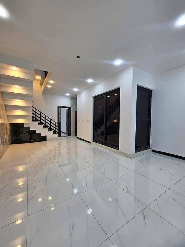 دار 150 متر للبيع واجهة 6 مدخلين
يحتوي على هول صالة منور
مطبخ وخدمات  غرف نوم عدد4 سويتات
حي الجهاد الضباط الفرع الاول 
عرض الشارع 20 م موقع جدا ممتاز 
للاستفسار ☎️ *********** واتساب
