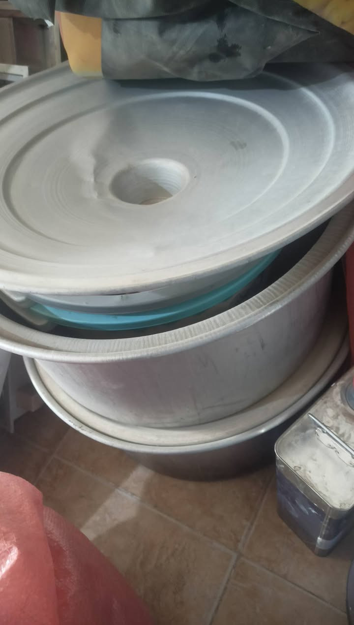 عرباته جاهزه مع الملحقات حديد مغلون ثقيل. طباخات اقتصاديه كل نقص مابيه ***********
