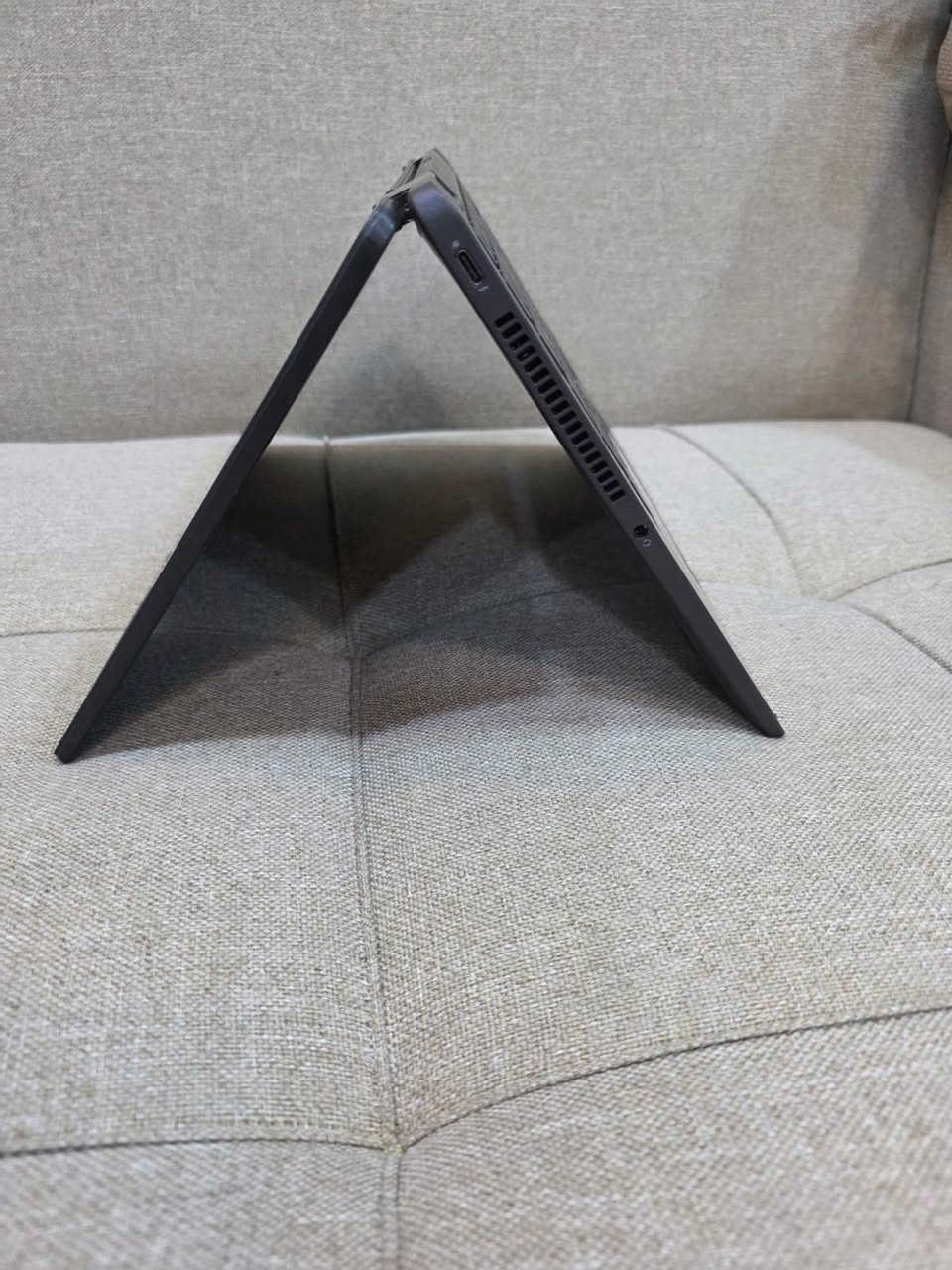 🔥  قلاب  360 Dell Latitude 7420 (2-in-1) مستعتمل
ألاجهزة اتيرادنا الخاص من امريكا🔥
✨ المواصفات
المعالج: الجيل الحادي عشر Intel® Core™ i7-11th Gen
الذاكرة (RAM): سعة 16.0. ⚡
التخزين SSD 512 GB  
الشاشة: تعمل باللمس (Touchscreen) وقابلة للطي بزاوية 360 درجة لتناسب كل وضعيات عملك. ✍️
التصميم: يتميز الجهاز بأنه Slim نحيف جداً) و خفيف الوزن، مثالي للتنقل والعمل خارج المكتب. ✈️💼


✅ لماذا تختار هذا الجهاز؟
البطارية: نضمن لك تشغيل مستمر لمدة ساعتين على الأقل (ضمان فعلي). 🔋
الحالة: نظافة ممتازة وتصميم معدني فخم يتحمل الاستخدام الشاق. 💎
المرونة: استخدمه كجهاز لابتوب للعمل، أو اطوهِ كـ "تابلت" لمشاهدة الأفلام أو الرسم. 🎨


💰 السعر والمعلومات:
📍 ملاحظة هامة: أسعارنا مدروسة بعناية وهي الأنسب في السوق، لذا نعتذر عن التفاوض على السعر 🛑
📞 للحجز والاستفسار***********📩 أو راسلنا مباشرة عبر رسائل الصفحة.
   السعر ----490 الف-------
