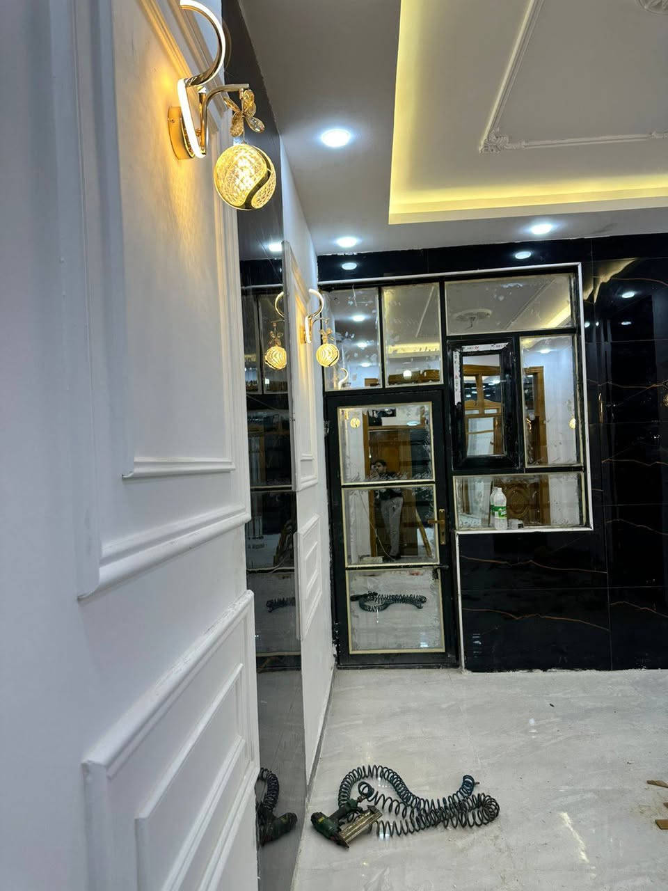 بيت 100 متر حي النداء عمود 54 قريب شارع المجمعات منطقه 56شارع 15 وساحه بناء جديد وفارغ طابقين صب 3 غرف نوم وصحيات 3 البيت جاهز للسكن للبيع فقط السعر 125 مع المجال البسيط اي استفسار اتصل ***********
