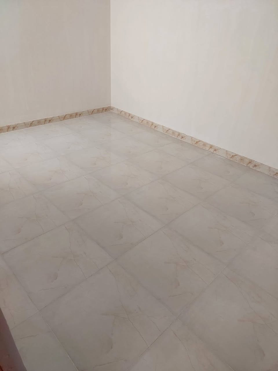 الدار للبيع شارع المطار القديم قرب مجمع الكوثر الطبي مقابل اسواق فارس قريب على شارع عام سند 25 مشمول بل تطويب مساحه 50  متر اساس صب وسقف صب حداديه تسكام درجه اوله كامل تشاريف شغل جناي بيع مباشر من صاحب الدار السعر 27 مليون الاتصال ***********
