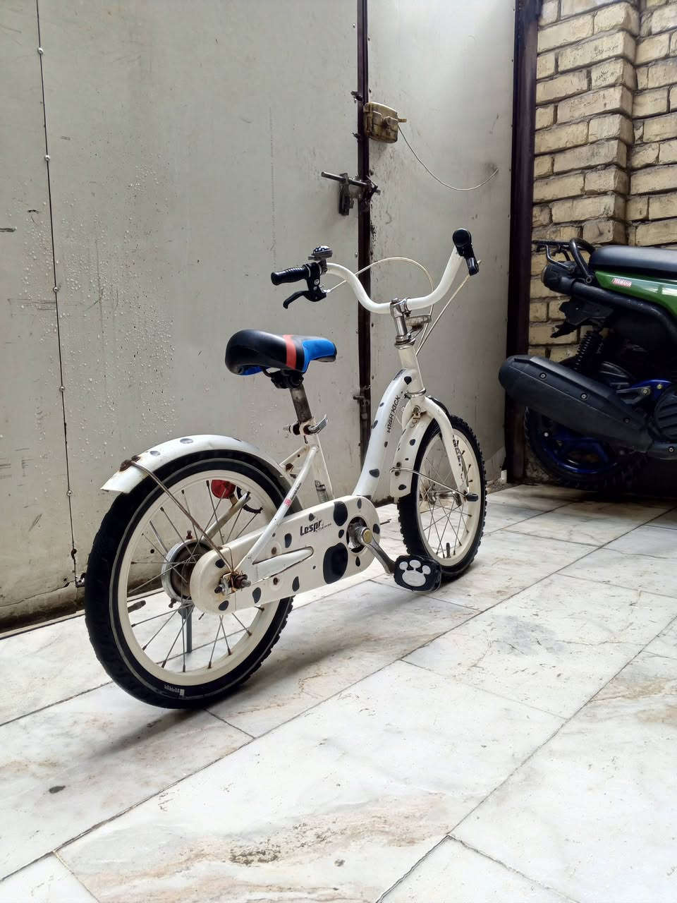 السلام عليكم 
بايسكل اطفال ياباني للبيع كسر حاوية سعر 65 الف مواصفات البايسكل:-
1- لون ابيض 🤍.
2- حجم البايسكل 16 .
3- تايرات خط ابيض كتان اصلي 💫.
4- بريك امامي + خلفي شغال 💯.
    مكاني 📍 بغداد الشعب شارع الصحة قرب سوق صبح 🛑 يتوفر خدمة توصيل 🛑 رقمي للستفسار ***********
