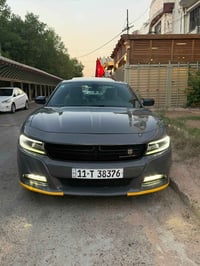 دوج جارجر sxt  2019 اسمنتي السيارة بيها قطعتين صبغ  رقم بغداد الانكليز...