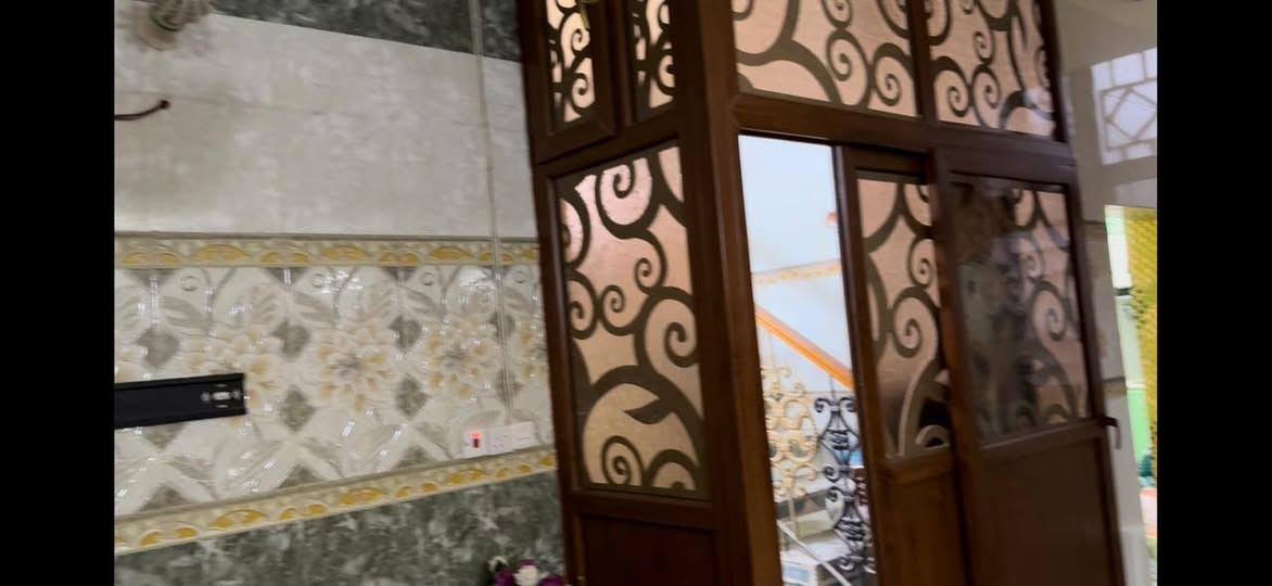 السلام عليكم
بيت للبيع
كربلاء / حي الاطارات / قرب كلية التربية المفتوحة
مساحة 200 متر 
طابق واحد 
سقوف ثانوية بنقش مغربي
استقبال + هول + صالة  + غرفة نوم مع حمام وتواليت داخل الغرفة+ مطبخ + حمام + تواليت داخل البيت + حمام وتواليت خارجي +  كراج للسيارة
البيت مع الأثاث بالكامل 
***********
***********
جزاكم الله خيراً
