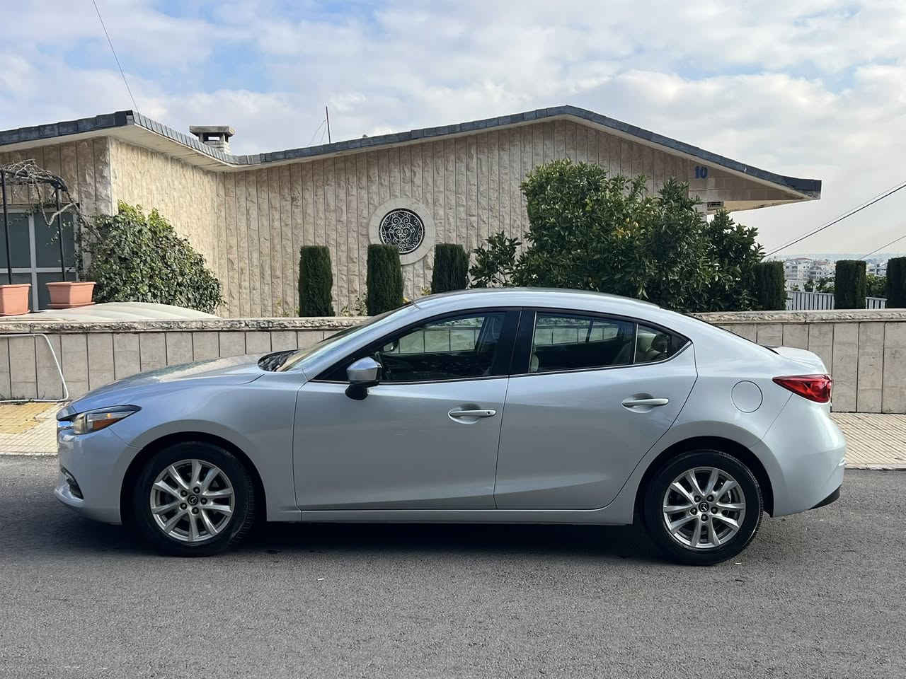 مازدا Mazda 3 2019 3 فحص كامل‏‏
المواصفات الأساسية:

- الموديل: 2019

- العداد الحالي:60000 كيلو

- المحرك: 1600cc قوي اقتصادي

- اللون: سلفر

فحص كامل

‏بصمة تشغيل 

. شاشة

. كاميرا خلفيه

. جير اوتوماتيك

جنط ألمنيوم

‏غمازات موري

. زجاج كهرباء

. مري كهرباء

. تحكم طارة

. بلوتوث

Aux 

‏  لا تحتاج أي صيانة

السعر(11000) 

‏للتواصل:0799487331


**إذا كنت صاحب هذا الإعلان وتريد حذفه لأي سبب، رجاءا أرسل رسالة إلى الدعم الفني**