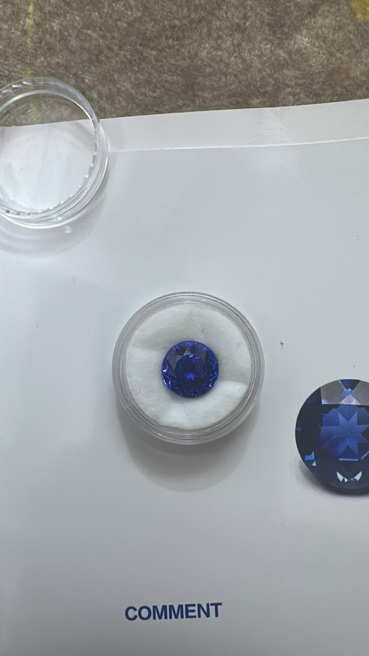 لحجر يشبه إلى حد كبير الياقوت الأزرق الطبيعي (Ceylon Sapphire)، ويتميز بلونه الأزرق الملكي العميق وقطعه الدائري.النوع واللون: غالبًا ما يكون هذا النوع من الياقوت أزرق اللون ذو كثافة عالية، ويشيع استخدامه في المجوهرات الفاخرة.المصدر والمعالجة: الأحجار الكريمة ذات اللون الأزرق المكثف غالبًا


**إذا كنت صاحب هذا الإعلان وتريد حذفه لأي سبب، رجاءا أرسل رسالة إلى الدعم الفني**