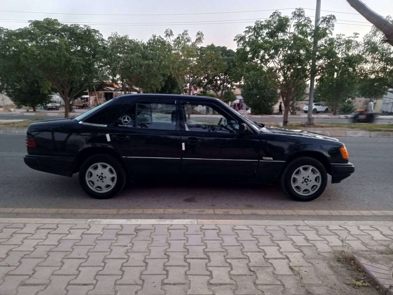 سلام عليكم
مرسيدس E300
موديل 1985 محدث داخل و خارج 1992
مكينه وكير بطه 3000 ديلكو 
مصبوغه عام جماليه سياره جاهزه 
سعرها 44 وبيها مجال مكاني ديالى جلولاء 
‏‪***********‬‏
