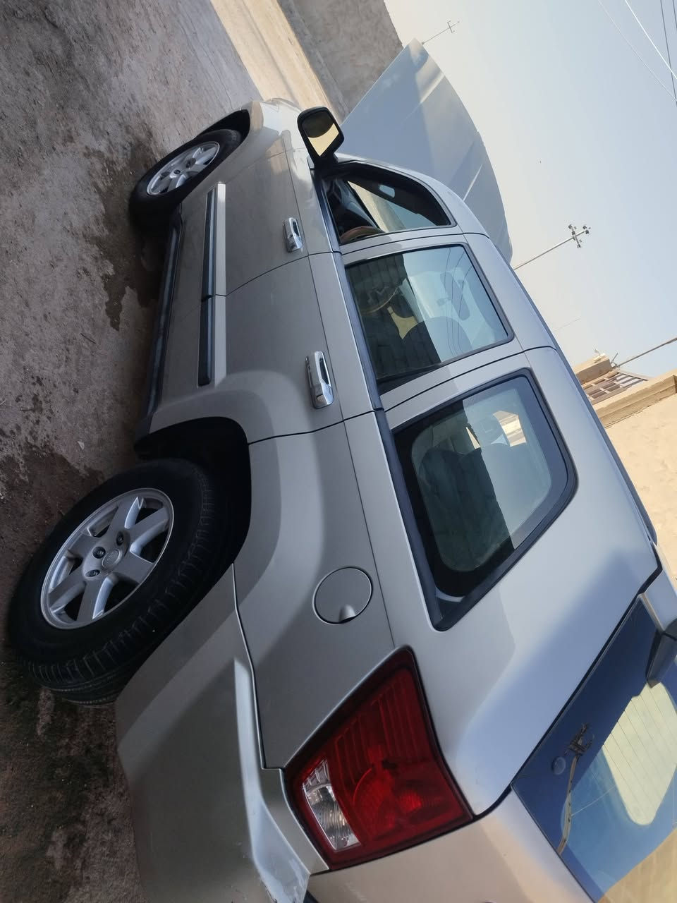 السلام عليكم 
جيب موديل 2008
لون رصاصي بيه جراد شويه 
مكينه وكير مكفولات 
كير جديد صارلي أقل شهر من شاده جديد 
محرك بلادي 3300 مامحور 
بصمه تشغيل عن بعد 
سياره حادثه بس جاملغ يم الصدر هذا لي اعرفه من شتريته 
راعيه بغداد نسيبي 
مكاني الحله شارع اربعين 
***********

***********
