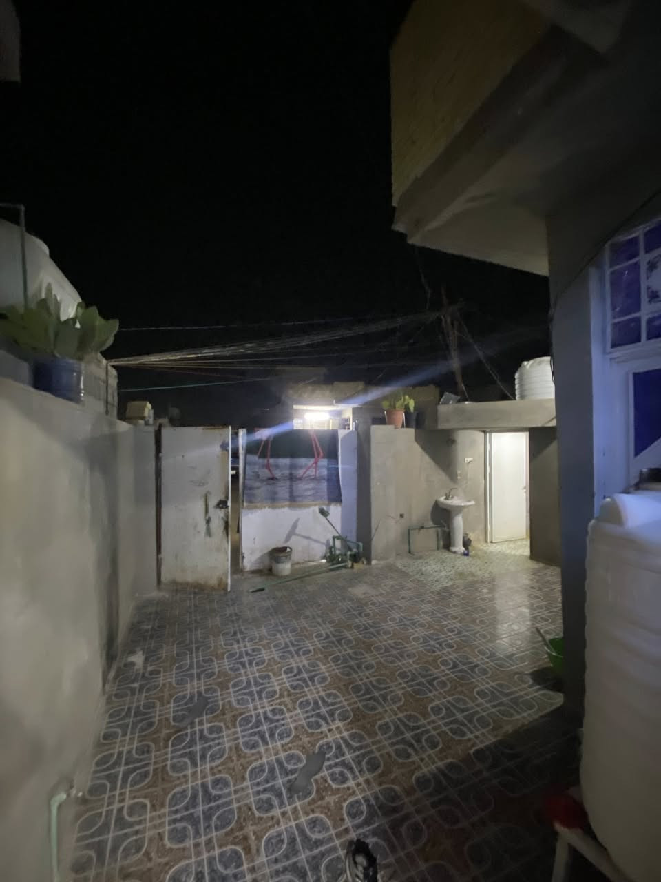 السلام عليكم بيت للبيع حواس حي العباس المساحه ١٥٠ متر غرفه نوم نوم صاله استقبال حمامات ومطبخ  ولقاط الفوك غرفه وصاله وحمام  اني مكلف بلنشر 

 لاستفسار لاتصال على لأرقام التأليه 

***********
***********ابو تراب الشمري
