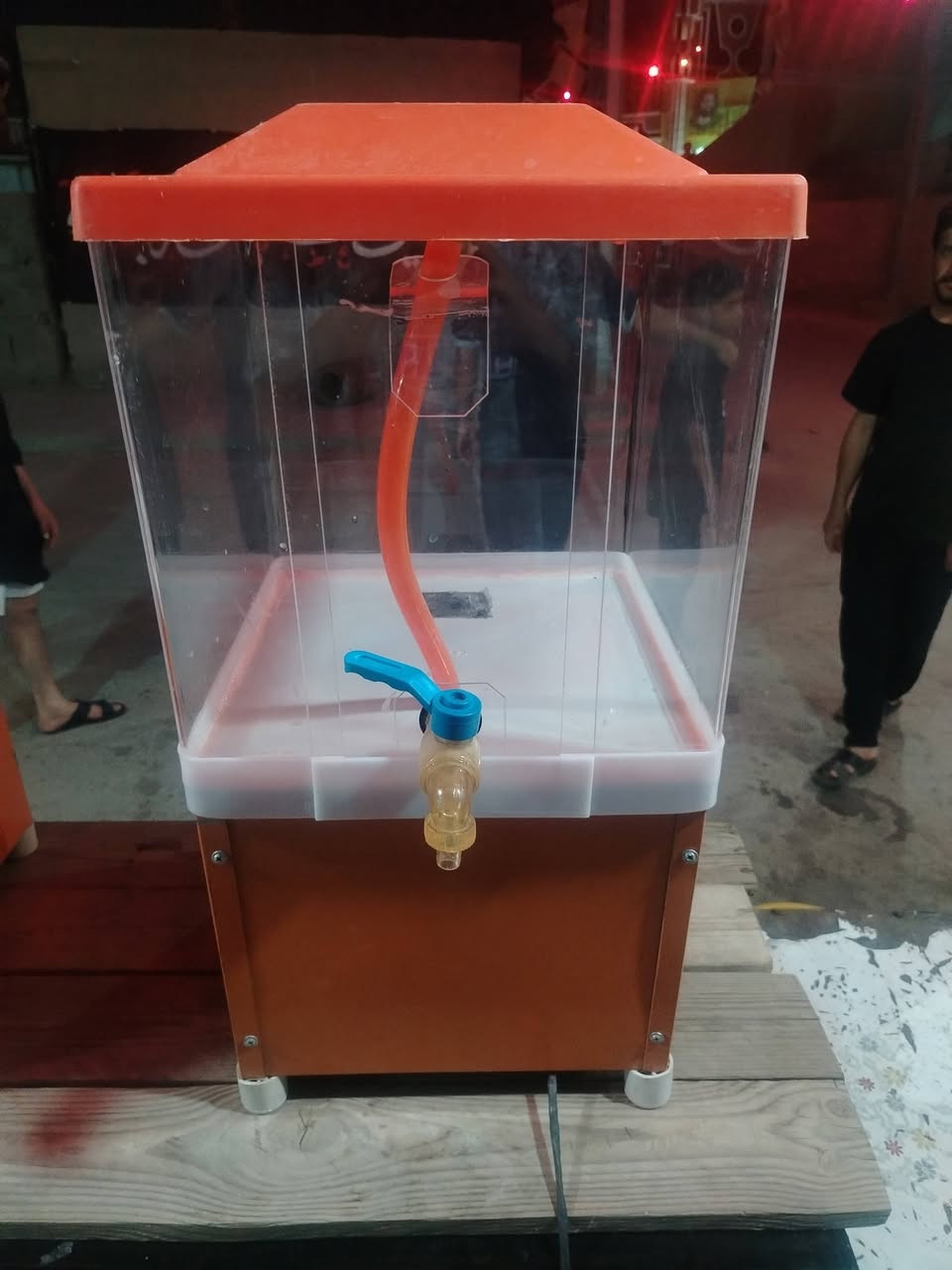 للبيع شيش واحواض شرابت وعصائر عدد 4 ثلاث مستعملات فقط 4 أيام مثل ما موضح بالصورة نظافة 99٪ و1 جديد ممستخدم سعر الواحد 55الف مكاني بغداد للاتصال والاستفسار ***********
