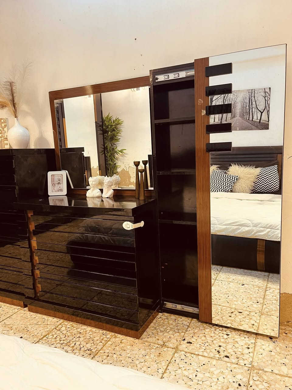 غرفه تركيه ماركه ايدول نظيفه جداا ✨7قطع✨كوله اناره وكوله هايدروليك والسرير مخزن
🌿السعر 850🌿
المكان زعفرانيه واكو توصيل بكروه 
*********** موجود واتساب
