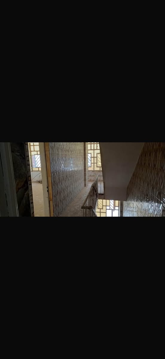 لبيع عمارة استثمارية مميزة

فرصة ذهبية للمستثمرين، عمارة بمساحة 175 متر²، مصممة بعناية وتحقق دخلاً شهرياً ممتازاً.
العنوان بغداد الحسينيه مدخل التكسيات

مواصفات العقار:

* المساحة: 175 م²
* 3 محال تجارية على الشارع.
* 5 شقق سكنية مناسبة للتأجير أو السكن.
* العمارة مؤجرة بالكامل، بوارد شهري قدره 1,600,000 دينار عراقي.

تعد هذه العمارة خياراً مثالياً لمن يبحث عن استثمار عقاري بعائد ثابت، مع موقع مناسب وتصميم يجمع بين الاستثمار التجاري والسكني.

للاستفسار والمعاينة يرجى التواصل على الخاص أو الاتصال مباشر
***********
