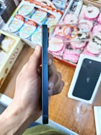 ايفون ١٣ للبيع  ذاكره ١٢٨ نضافه عاليه جداً  اخو الجديد بطاريه ١٠٠ مستب...