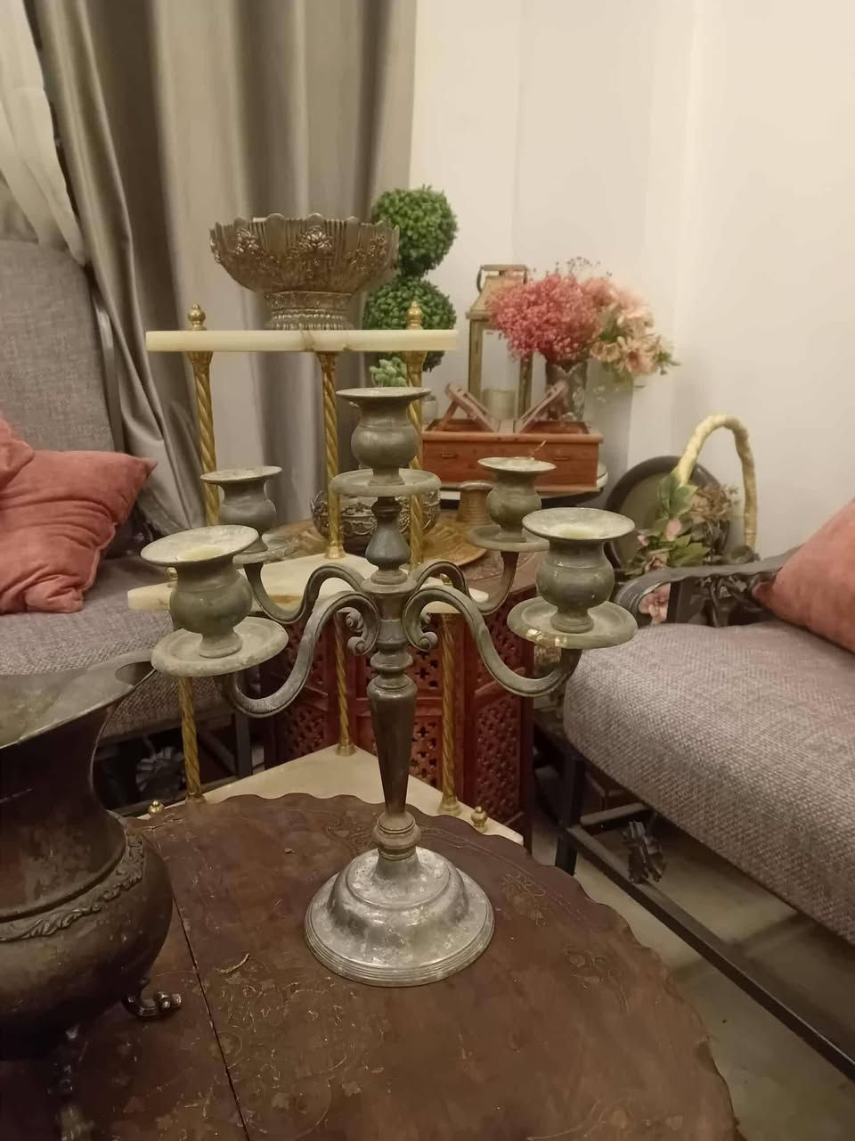 شمعدان فاخر تحفة قديمة 🇮🇹
شمعدان إيطالي أصلي من إيطاليا
قطعة ديكور مميزة بحجم ضخم وحضور قوي
✔️ مشغول يدوي بإتقان
✔️ مطلي بالفضة (على الأغلب)
✔️ حالة ممتازة – قطعة كاملة لا ينقصها شيء
✔️ تصميم فاخر يضيف لمسة كلاسيكية راقية لأي منزل أو مكتب
قطعة جميلة ونادرة مناسبة لعشاق التحف والديكور التراثي
💰 السعر مناسب
📍 متوفر مع إمكانية التوصيل


**إذا كنت صاحب هذا الإعلان وتريد حذفه لأي سبب، رجاءا أرسل رسالة إلى الدعم الفني**
