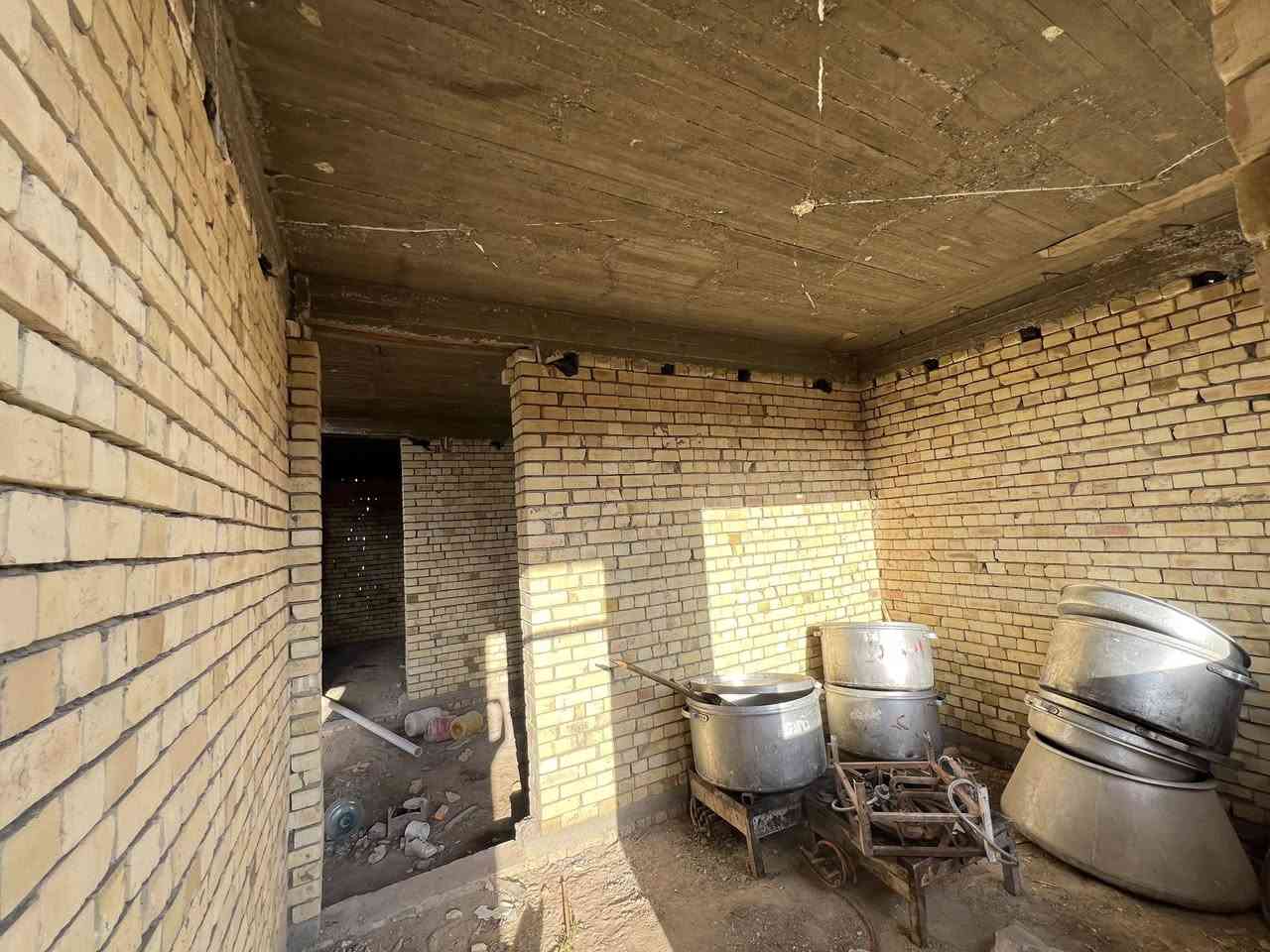 🏠 هيكل حديث للبيع (فرصة لقطة - بيع مستعجل) ⭕️
تم تخفيض السعر  50 مليون (قفل).
📍 الموقع والتفاصيل:
• الموقع: البكرلي الثانيه - شارع محطه غاز  (بتقسيم الجديد فرع المضيف ).
• المساحة: 180 متر .
• نوع السند: طابو زراعي (سند 25).
• حالة البناء: بناء حديث، تتوفر كافة الخدمات في المنطقة.
🧱 خريطة الهيكل:
يحتوي العقار على توزيع ذكي للمساحة:
• غرفه  نوم.
• صالة استقبال.
• مطبخ.
• كلدور (موزع).
• مجمع صحي + منور.
📞 للتواصل والاستفسار:
للجادين بالشراء، يرجى مراجعة المكتب أو الاتصال بالأرقام التالية:
• متوفر واتساب : ***********
• متوفر واتساب : ***********
• بإدارة: حاتم الدغيري
