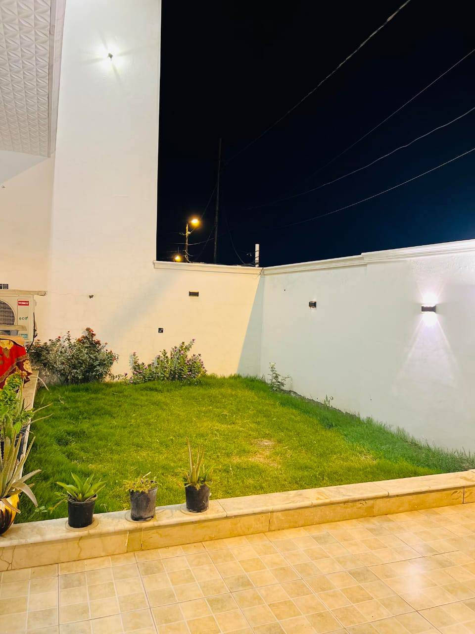 دار للبيع مساحة 240 متر ركن  
واجهة 10 متر ونزال 24 متر  

📍 الموقع: زوير خلف البانزين خانة بته  

الدار طابقين بناء مرتب وحديث، والطابق الثاني متكامل بالكامل مثل الطابق الأرضي.  

🔹 الطابق الأرضي:  
- غرفتين نوم مساحة 4×5  
- هول كبير على عرض البيت تقريباً 8.5×4.25  
- صالة 6×4  
- مطبخ 4×5  
- مجمع صحيات داخلي  
- تواليت للضيوف عند المدخل  
- مناور عدد 2 واحد منهن يصلح حديقة داخلية  
- حديقة تقريباً 6×4  
- طارمة تقريباً 7×4  

🔹 الطابق الثاني:  
نفس تصميم الطابق الأرضي بالكامل تقريباً  
- مطبخ  
- صالة  
- هول  
- غرفتين نوم  
- مجمع صحيات  
- بلكونة بدل صحيات الضيوف  
- الغرف مفتوحة على بعض ويكدر المشتري يفصلهن بسهولة لغرفتين مستقلات  

الطابق الثاني متكامل ويصلح سكن مستقل بالكامل، مع قاطع وديكورات مرتبة بين الطابقين.  

للاستفسار أكثر:  
عقارات سلام  
***********  
***********
