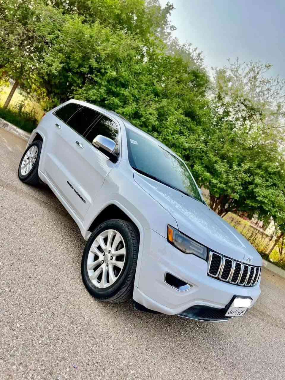 JEEP GRAND CHEROKEE Limited X_ HEMI V8
جيب گراند شيروكي 2017 كلين تايتل V8 5.7L
المواصفات//
:- اللون ابيض
:- بصمة 
بانوراما قطعتين
:- تشغيل عن بعد
:- فور ويل 4✖️4
:- كشنات جلد  
:- صندوق كهربائي 
:- رادارات جانبية 
:- كشنات كهرباء
:- كاميرا خلفية 
:- حساسات خلفية
:- شاشة كبيرة
:- كشنات تبريد و تدفئة 
:- ستيرن تدفئة 
:- توقف ذاتي عند الرجوع للخلف 
:- ثلاث انظمة قيادة 
:- تبريد قطعتين ثلج
:- ماشية 104mi   
ومواصفات اخرى معروفة.
رقم اربيل بأسمي
مكان السيارة كربلاء المقدسة.
السعر 335 ورقة
موبايل ***********
