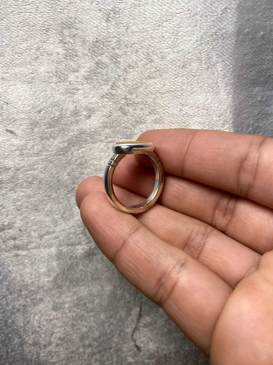 اللهم صل على محمد وآل محمد
خاتم من العقيق خام زجاجي 
طبيعي غير معالج لون جميل 

مقاس الخاتم 18 مقاس الحجرة 13 ملم 
مصاغ يدوي المبدع ( ابو باقر ) 
خاتم جديد غير ملبوس 

مخطوط ( يا امير المؤمنين ) ( عكسي ) 
بخط ✍️ ( مهرداد ) 

للاستفسار خاص او واتساب *********** ☎️
توصيل جميع محافظات العراق 🚘
