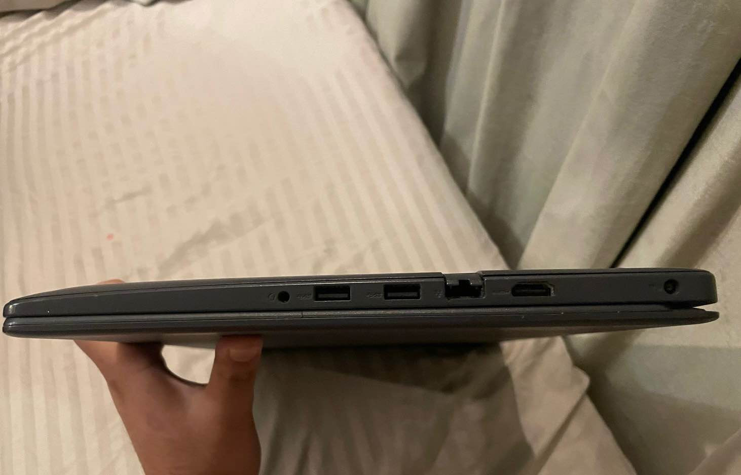 العنوان: لابتوب Dell Vostro 3501 (الجيل العاشر) - مناسب للعمل والدراسة
نص الإعلان:
للبيع لابتوب Dell Vostro 3501 بحالة عملية ومستقرة، مناسب جداً للطلاب والمهام المكتبية.
المواصفات التقنية:
 المعالج: Intel Core i3-1005G1 (الجيل العاشر).
 الذاكرة العشوائية (RAM): 4GB.
 التخزين: 256GB SSD لسرعة تشغيل النظام.
 نظام التشغيل: Windows 10 Home (أصلي).
 لوحة المفاتيح: كاملة مع أرقام جانبية لسهولة إدخال البيانات.
ملاحظات حول حالة الجهاز:
 الشاشة: يوجد بعض البقع السطحية على الشاشة، وهي لا تؤثر على جودة الرؤية أو الاستخدام اليومي.
 منفذ الشحن: منفذ الشحن يحتاج إلى صيانة بسيطة، ومع ذلك، الجهاز يشحن بشكل طبيعي ولا يؤثر هذا الأمر على أداء الجهاز أو استخدامه.
 الملحقات: يأتي مع الشاحن الأصلي.
السعر 220 الف قابل للتفاوض 
الرقم *********** بغداد, العراق
