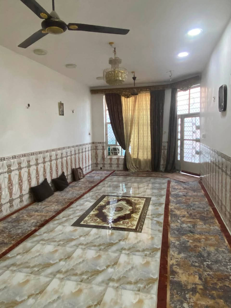 من رخصة صاحب الكروب بيت مساحة 200 م طابو زراعي سند 25 حلة نادر قرب الاستدارة الاولة شارع البزل اول فرع يبعد عن شارع العام حلة دوانية حوالي 200 م  او اقل 
بيت بناء جديد درجة اولة بناء طابوك سقف صب كونكريت 
- يحتوي على كراج جبير
-استقبال طول ٨ م وعرض٤م
-المطبخ طول٥م وعرض٤م
-الكليدور الطول ٦م والعرض٤م
- غرفة الطول ٤ ونص والعرض٤م
مجمع صحيات جبير خارجي ومجمع صحيات داخلي هم جبير ومجمع صحيات طابق ثاني هم جبير  مناور داير على البيت كلة البيت ما ناقصة شي كامل والكمال لله تعالى 

$ السعر  105 مليون وبي مجال المجال بعد معاينة الدار 
استفسار اكثر اتصل على الرقم 
***********

