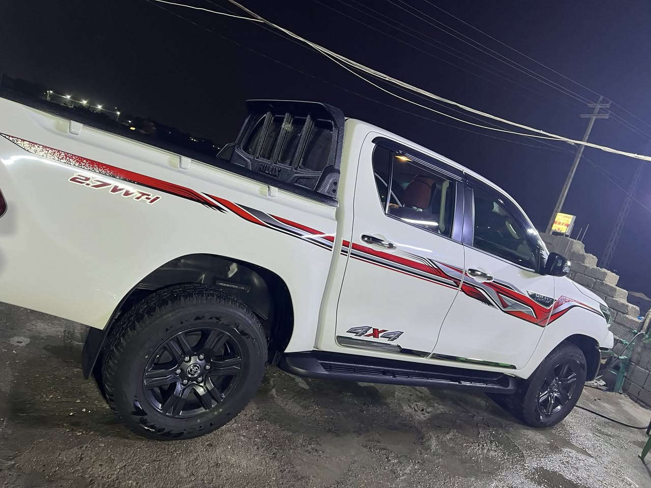 هايلوكس 25 اوتماتيك ماشيه 21.
سياره  رقمه اربيل ***********بصره
