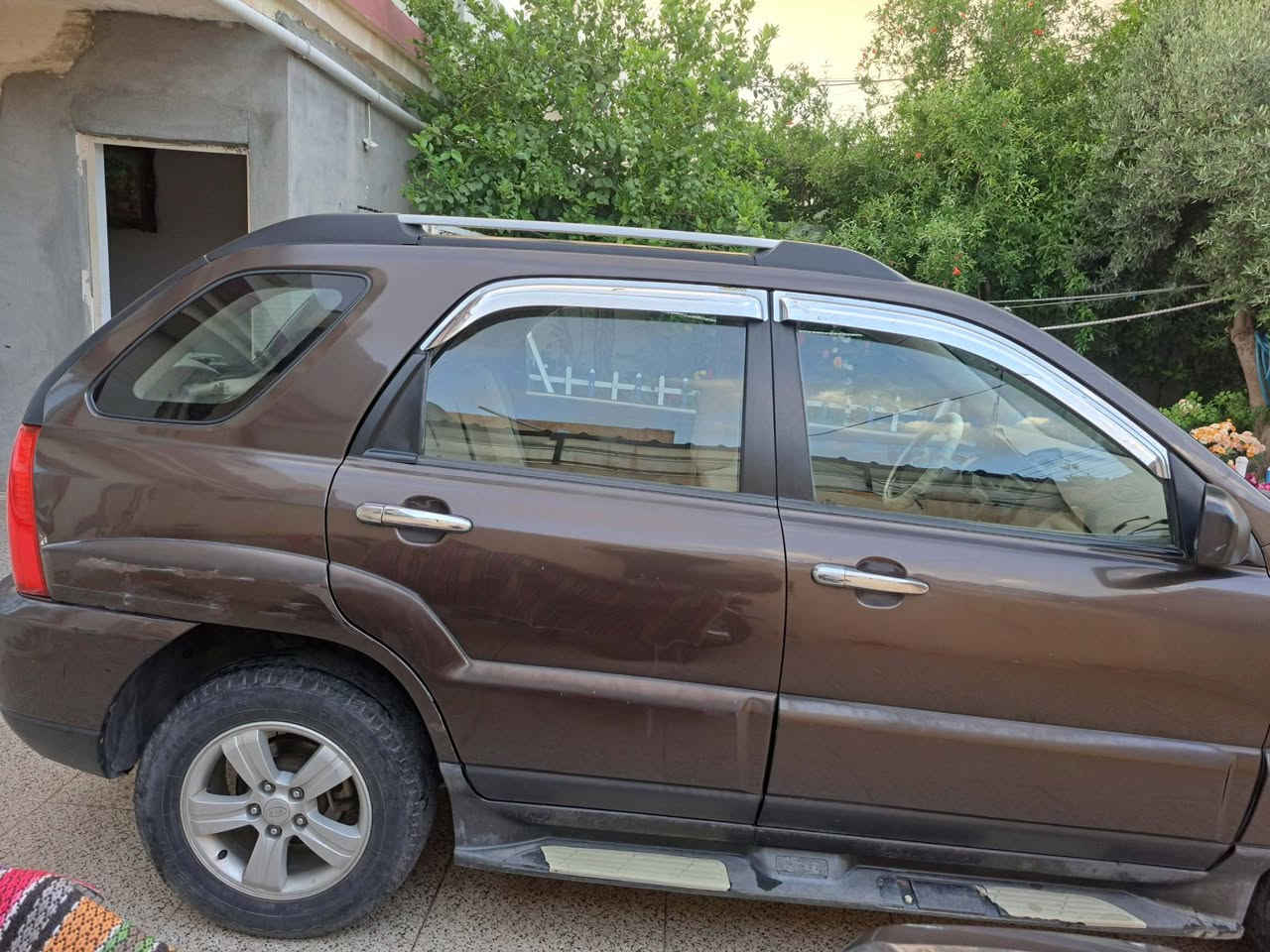للبيع: كيا سبورتج 2010 - خليجي نظيف جداً 🚗
المواصفات:
​الموديل: 2010.
​الوارد: خليجي.
​اللون الخارجي: جوزي (بني).
​اللون الداخلي: بيجي.
​المميزات: فتحة سقف، شاشة أيباد متطورة.
​اللوحات: رقم أربيل، السنوية والارقام باسمي ومجددة لغاية 2028.
​الحالة العامة للسيارة:
​الصبغ: السيارة مكفولة من الصبغ تماماً.
​الملاحظات:
​يوجد تكحيل بسيط جداً في (الجاملغ، البنيد، والباكلايت).
​جرد خفيف جداً في البنيد (موضح بالصور).
​تعديل بارد بمقدار شبر واحد في باب السكن.
​السعر المطلوب:
💰 115 ورقة (11,500 دولار).
​للتواصل والاستفسار:
📞 ***********
