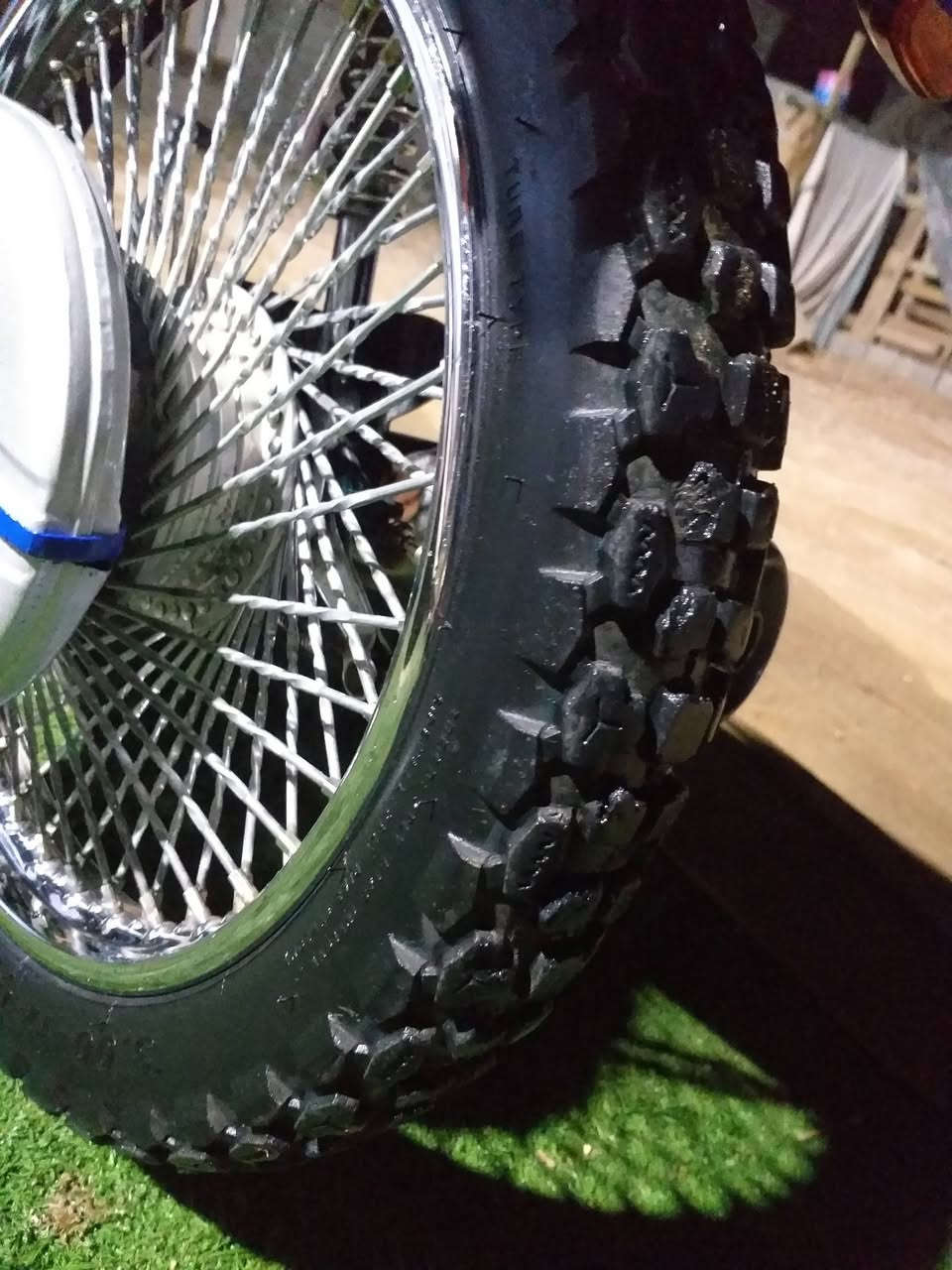 (سلام عليكم)
(نامي سي حرف ته رقه زه رد)
(گشت گياني لوكه ماتوره كه خوي دياره)
(مه كينه ي نه ده نگ نه رون نه دوكل)
(تيبيني اوراق نيه)
(عه يبي يه ك پاتريه)
(ناو نيشان سمود ئاو باريك)
{ره قم}{ ***********}
