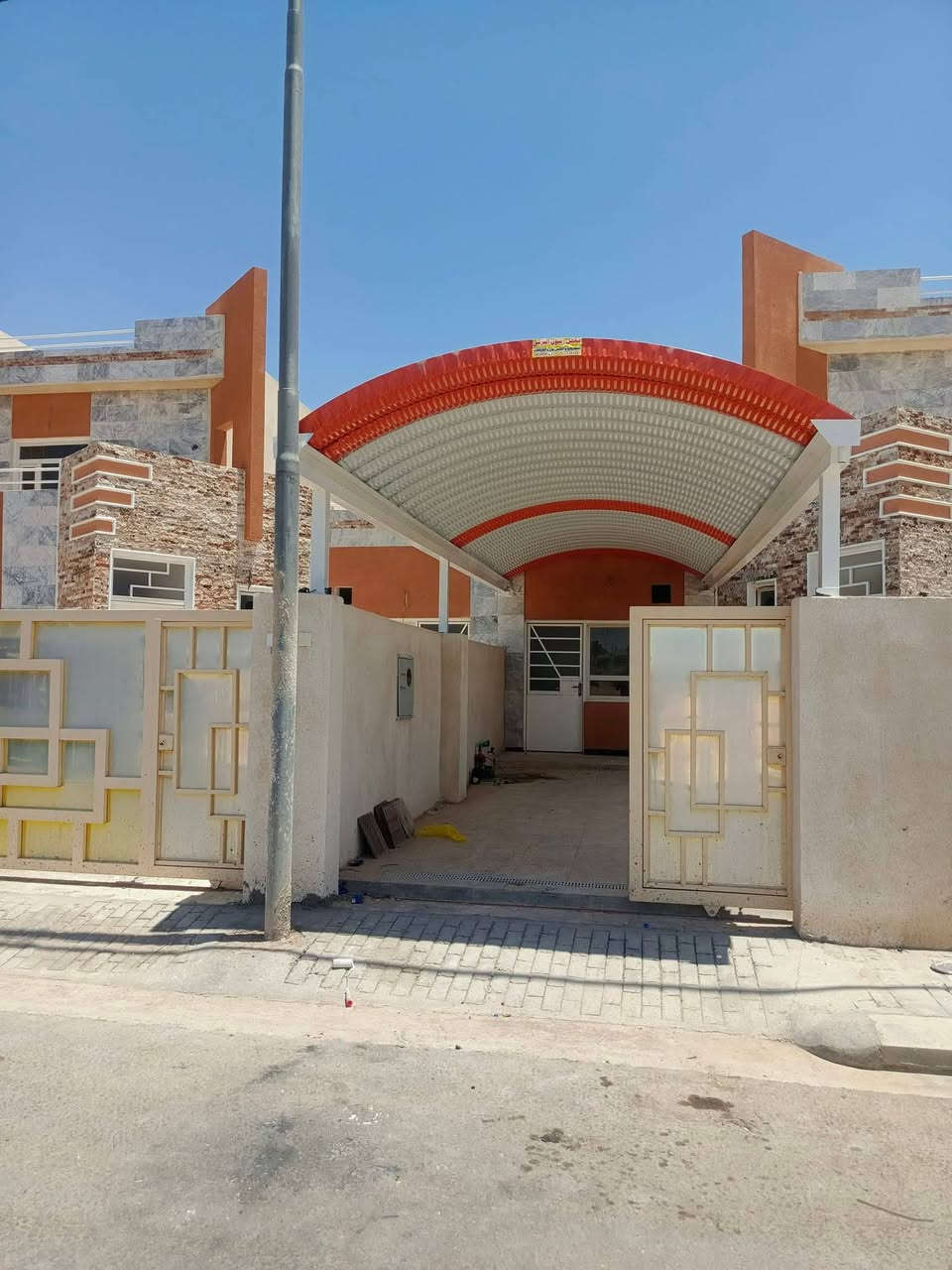 بيت جاهزة من كرفان يتكون من غرفة  استقبال غرفه نوم مطبخ حمام تواليت 
العمل والابداع وتميز👌🏼 
وصنع كرفانات كبيره وصغيره حسب اذواقكم 👨🏻👩🏻
وحسب تصاميمكم ☑️🔴⚫️
وعمل سقوف ثانويه وتغليف جدران والكهربائيات حسب طلباتكم ◾️◻️
على راغبين مراسله صفحة 🎬📜📃
وموقعونا في بابل  ‏‪***********‬‏
