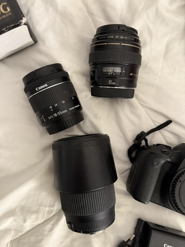 كاميرا  كانون( canon 800d) للمبتدئين للبيع
 مع ملحقاتهاً كامله 

عدسه (55/18)
وعدسه 85mm
وعدسه 70-300 mm 
DG mACRO
حزام كتف 
وجنطه 
رام 32
شاحنه  أصليه 
بطاريه اصليه 
وفلاش سبيد لايت يشتغل على البطاريه 

الكامره تتميز 
بمستشعر CMOS بدقة 24.2 ميجابكسل بتنسيق DX.
المستشعر والمعالج
• 24.2 ميجا بكسل — مستشعر APS-C CMOS عالي الجودة.  ￼
• نظام تركيز Dual Pixel CMOS AF يساعد على تركيز سريع ودقيق خصوصاً في تصوير الفيديو.  ￼￼
🔹 الشاشة لمس وقلابه
⸻
مميزات كاميرا Canon 800D

✔ جودة صور ممتازة (24 MP).  ￼
✔ نظام تركيز قوي وسريع.  ￼
✔ شاشة قابلة للدوران تعمل باللمس 
ممتازة للفيديو والصور ..

 للاستفسار   اكثر وللشراء  ولمعرفة السعر 
إرسال على الرقم ***********
