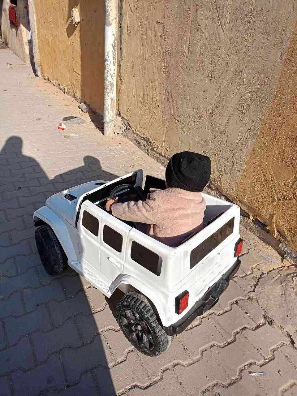 سيارة اطفال للبيع تصعد عمر جبير ناقصهه شاحنة للباتري رايدهه 50 وبيهه مجال بسيط للاتصال***********
