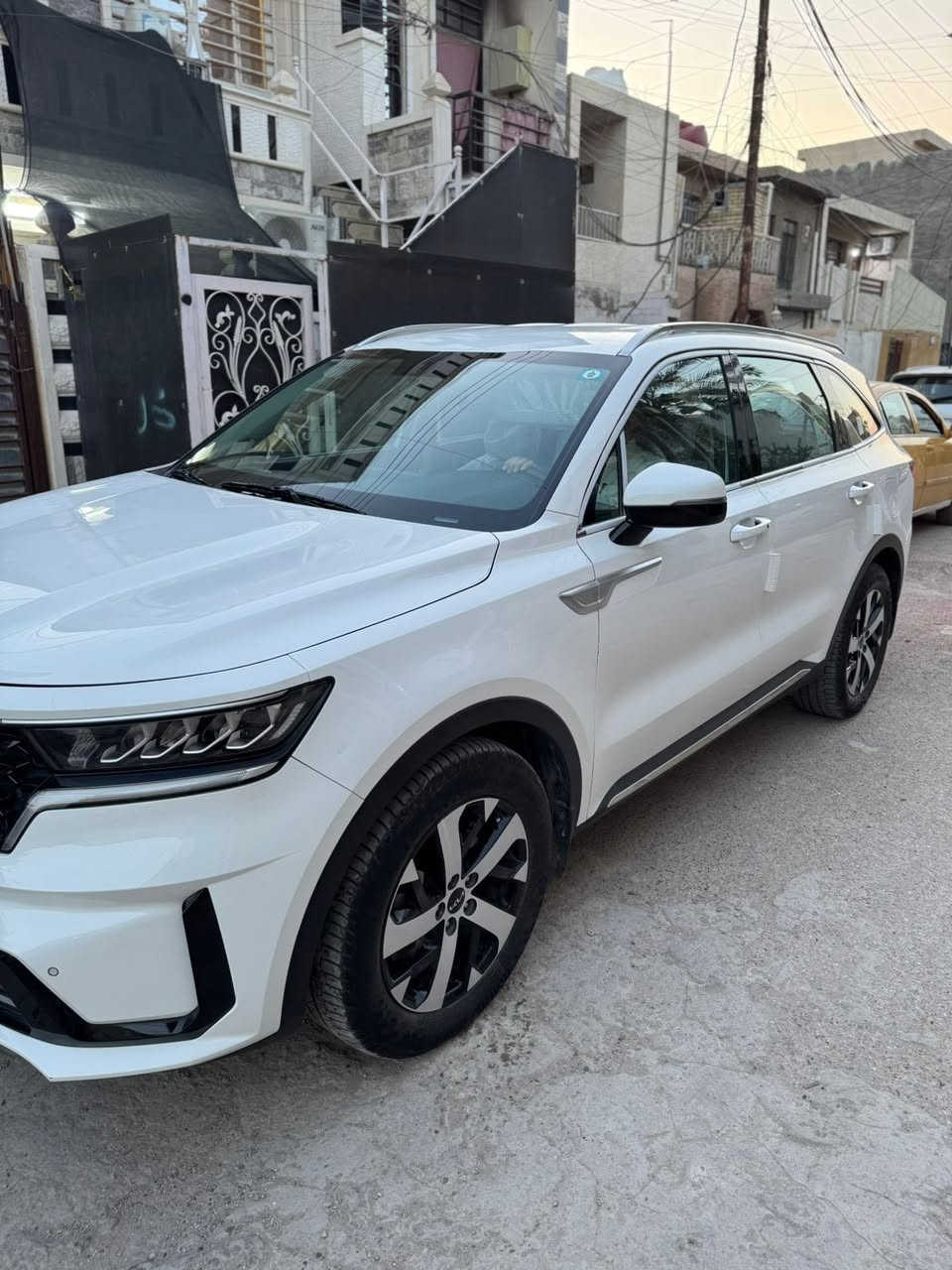 يا الله بسم الله 
 قطعه مرتبه ونظفيه 
كيا سورنتو خليجي  2023 أربعه سلندر لون ابيض مكفول 
 مواصفات الدوليه
مثلا
رادار تحديد مسار 
شاشه كامره خلفيه 
مودات قياده 
3 قطع تبريد
كشنات كهرباء 
تحكم استيرن جهتين 
السياره تجي سبعه راكب 
والويل مالته حجم 19
وبعد بيه اهواي مواصفات 
رقم بغداد باسمي تحويل مباشر ان شاء الله 
(ماشيه 29 الف كيلو فقط  ) 
ويل 19 
السياره مكفوله كفاله عامه من الضربه والصبغ 
السياره نضيفه جدا من الداخل ومن الخارج 
وبالعافيه على الي ياخذه 
 
 السعر 268 وبيه مجال ان شاءالله

(مكانه بغداد منطقه الغزاليه )
وهذا رقمي للتواصل 
***********
تحياتي الكم وربي يحفظ الجميع ❤️
