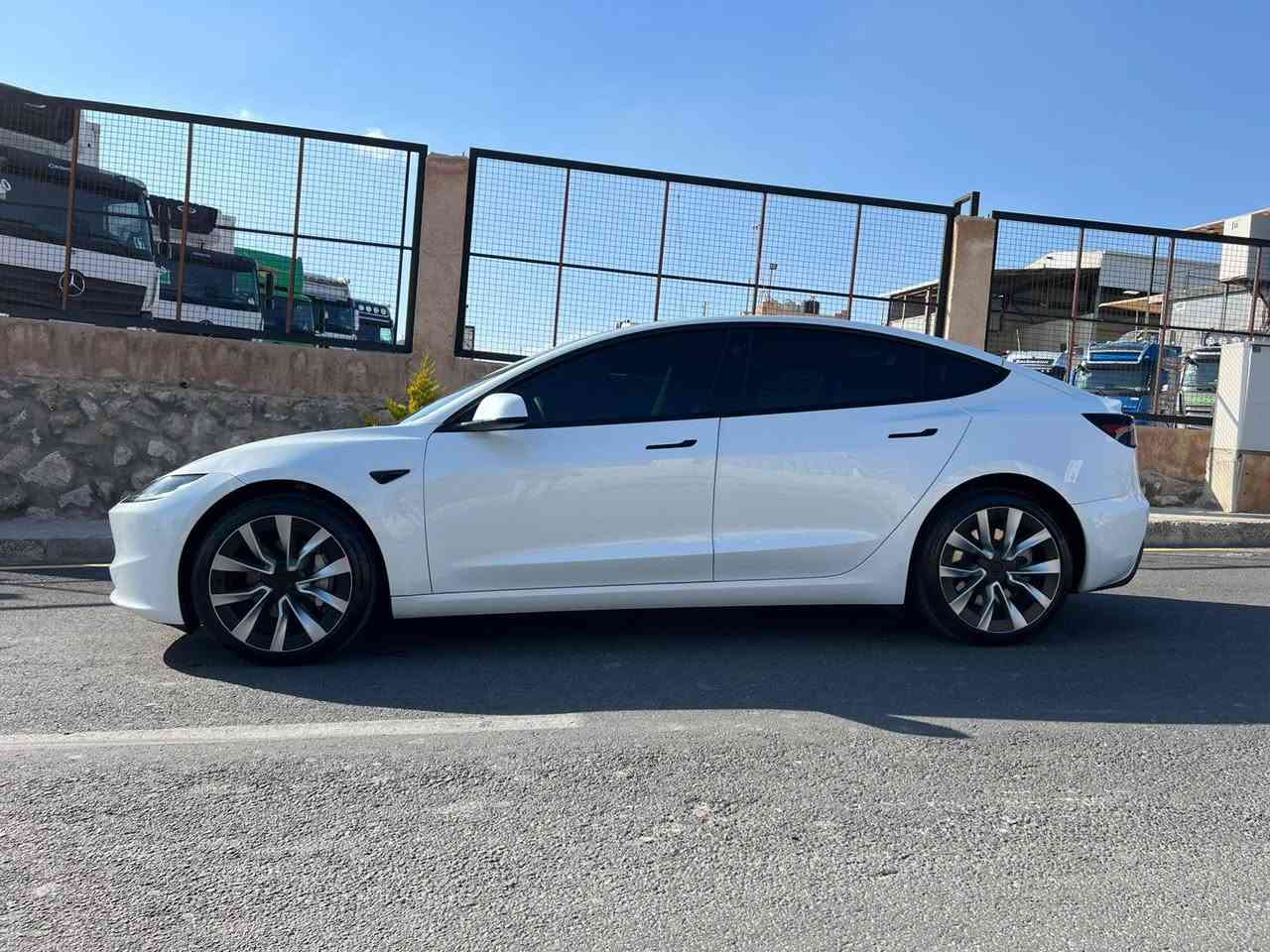 السلام عليكم للبيع Tesla Model 3 Highland  premium 2025

سنكل ماطور
 لونك رنج 
ويل ١٩ مميز
لون ابيض صدفي
رقم اربيل جديد
هزة جديد
سنوية باسمي 
ماشية 10000
سيارة جديدة 
السعر 238 $

للاستفار ***********
