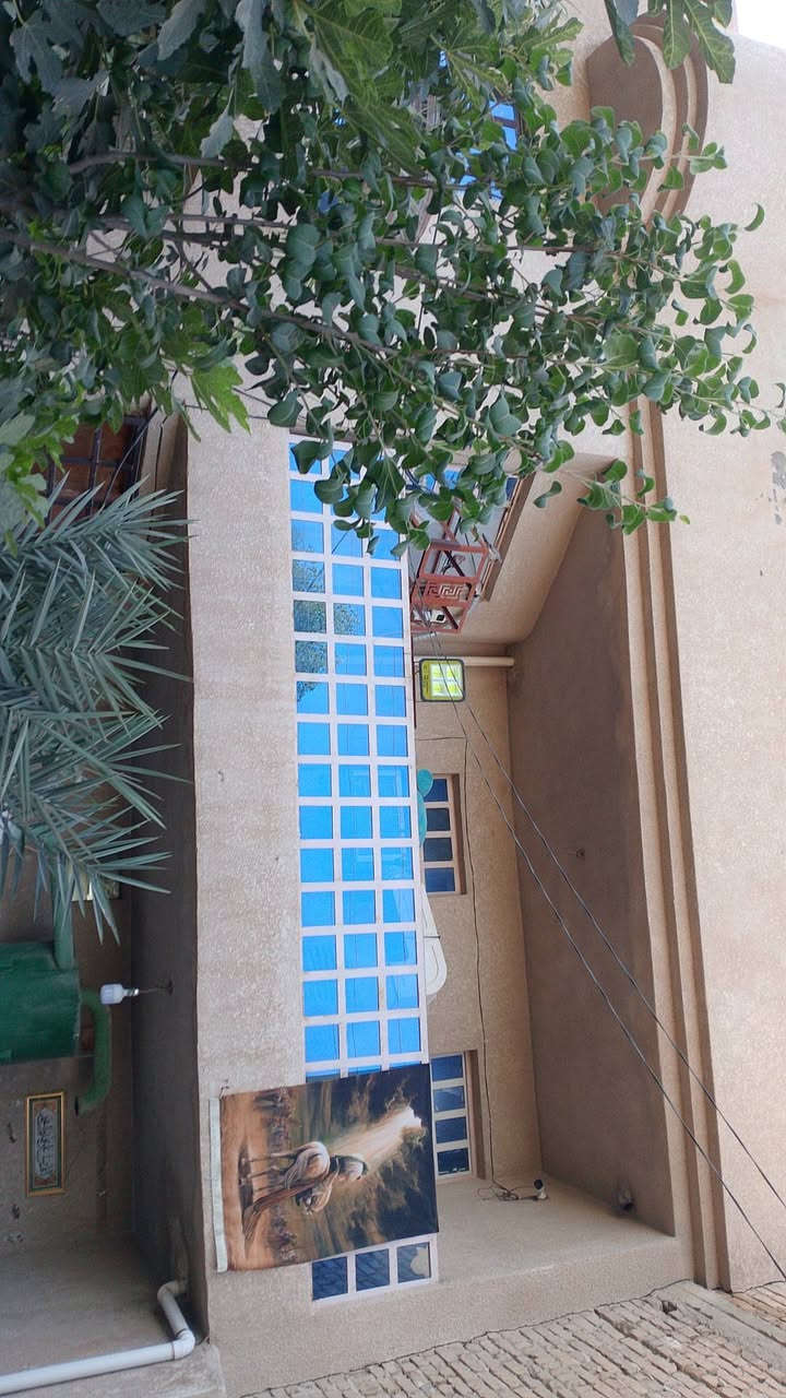 بيت للبيع في شارع گراج الاسدي(الخدمات ) مقابل افران الشاكرين خدمي 200م طابقين اربع غرف نوم وصيحات حديقه داخليه وحديثه خارجيه مقابيل البيت  ***********
