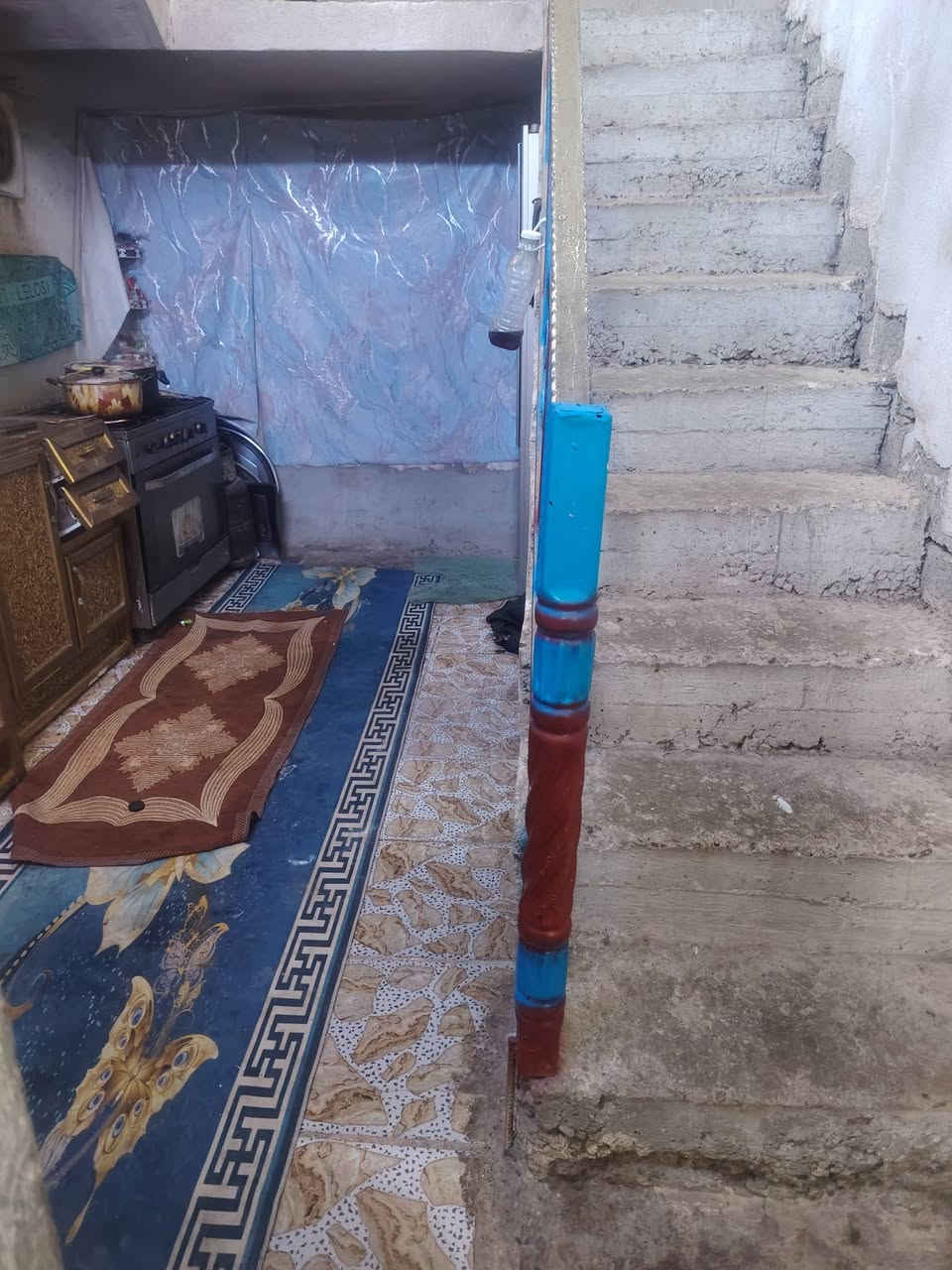 بيت للبيع مساحة ١٦٠ متر قاطين القاط الأرضي بي غرفةواستقبال وصالة ومطبخ ومنور والفوك غرفتين وصالة وصحيات خلف مدرسة الزوراء الأهلية لاتصال ع رقم ***********
