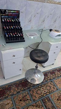 ميز اكريليك • مع المواد