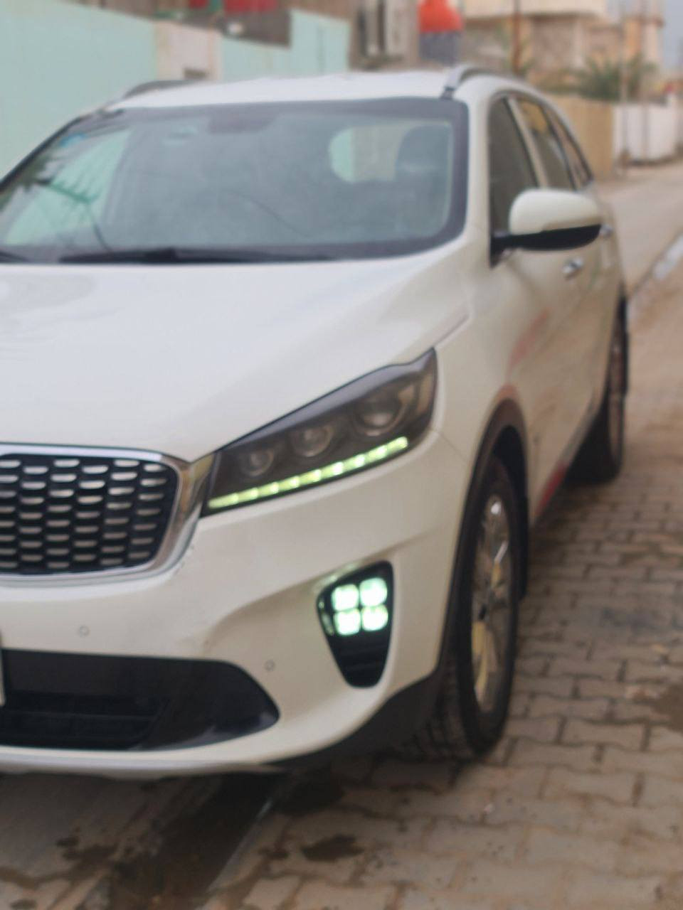 السلام عليكم
من رخصت الادمن  
سورنتو 2020
عله وضع الشركه 
بسمي 
بيه بارد بسيط جدآ بالباب الخلفي 
رقم الهاتف :***********
