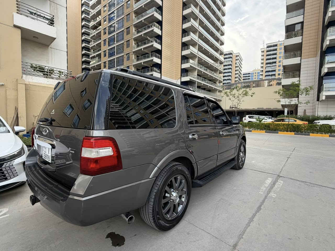 🚗 للبيع – فورد اكسبديشن 2012 ليمتد (وكالة نيفا)
سيارة بحالة جيدة جداً، استخدام شخصي ومحافظة عليها.

مشدود عليه منظومة غاز من اربيل نوعية ممتازه جداً 

🔹 الموديل: 2012  

🔹 النوع: فورد اكسبديشن – فئة Limited  

🔹 الوكالة: نيفا  

🔹 المواصفات: فل كامل (فتحة سقف، مخمل ، شاشة، حساسات خلفية كاميرا، تحكم كهربائي، وغيرها)  

🔹 المحرك والجير: بحالة ممتازة  

🔹 التبريد: شغال 100%  

🔹 الهيكل: نظيف (توجد رصعه اربع اصابع في البنيد موضحة بالصور )  

🔹 السعر: (15,800$ ) قابل للتفاوض للجادين  

📍 الموقع: بغداد  

📞 للاستفسار: (***********)

السيارة جاهزة للفحص بأي وقت، والبيع لأصحاب النصيب ف
