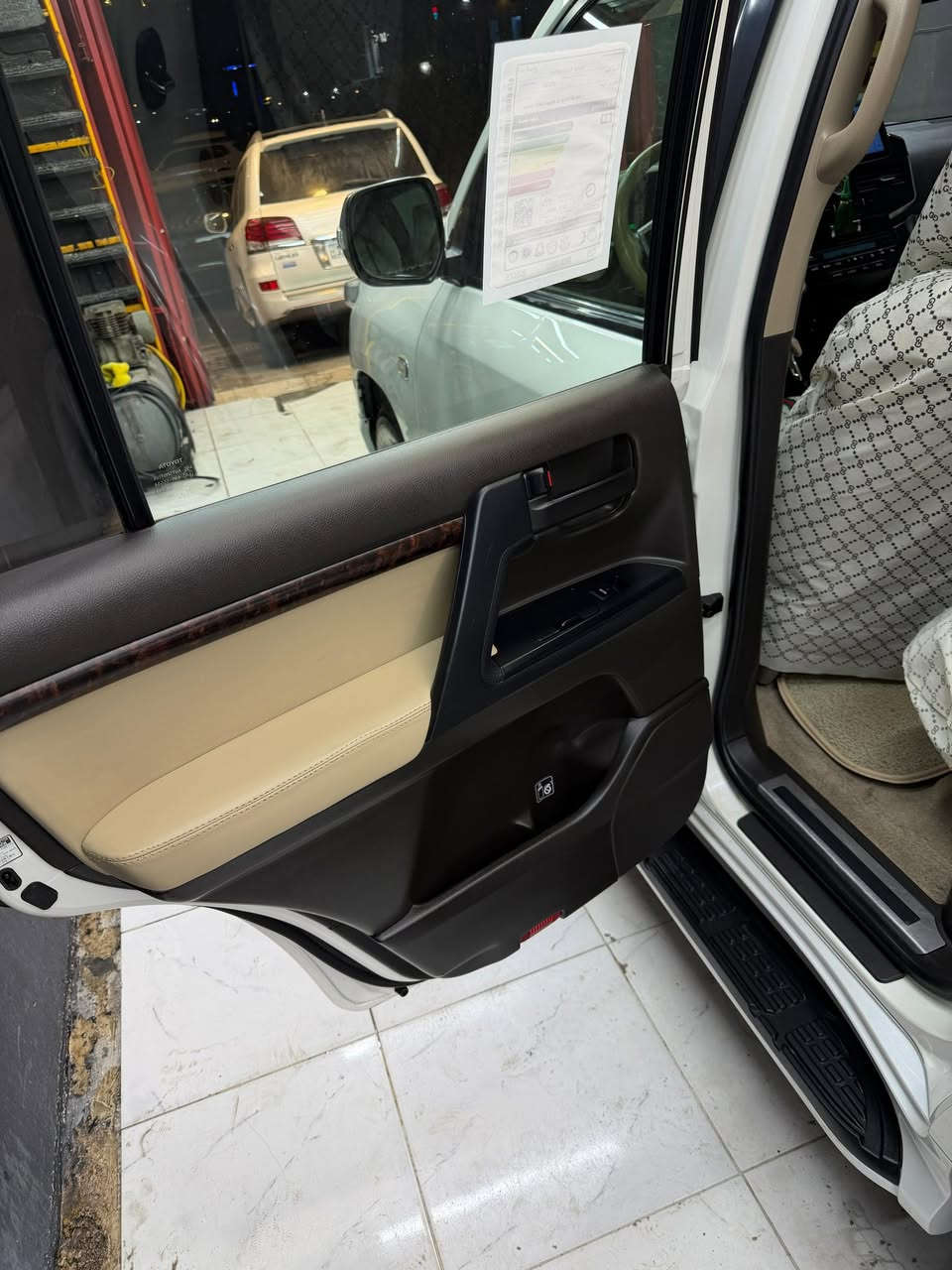 لاندكروز 2011 ستينية
كفالة عامة من صبغ وحادث وتبديل
ماشية ١١٥ 
السعر 355 مكان السيارة ميسان مركز المدينة الاتصال ***********
