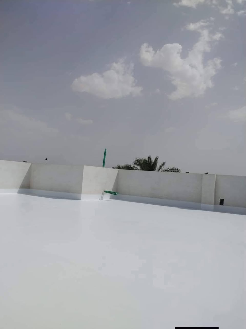 عازلة للرطوبة 100%
عازلة للحرارة 80%
مانعه لتسريب المياه 100%

ملاحظة: تتكون المادة من طبقة الاساس  +الالياف العازلة للحرارة 

يتكون العمل من تنظيف وجلي السطح وتصفيره من الشوائب الاسمنتية الزائدة + تصليح الاطراف بالمادة الاسمنتية وتنعيمها +تصليح الاماكن التي يتجمع بها الماء +غسل السطح  من الاتربة غسل جيد +طلاء طبقات المادة العازلة مع الالياف 
#ضمان_10_سنوات 
وايضا يوجد مادة عازلة للصحيات  تحت السيراميك تمنع
 تسرب الماء  

نشتغل كافه دوائر الحكوميه و الاهليه 

للاستفسار اكثر الاتصال على الرقم ***********
