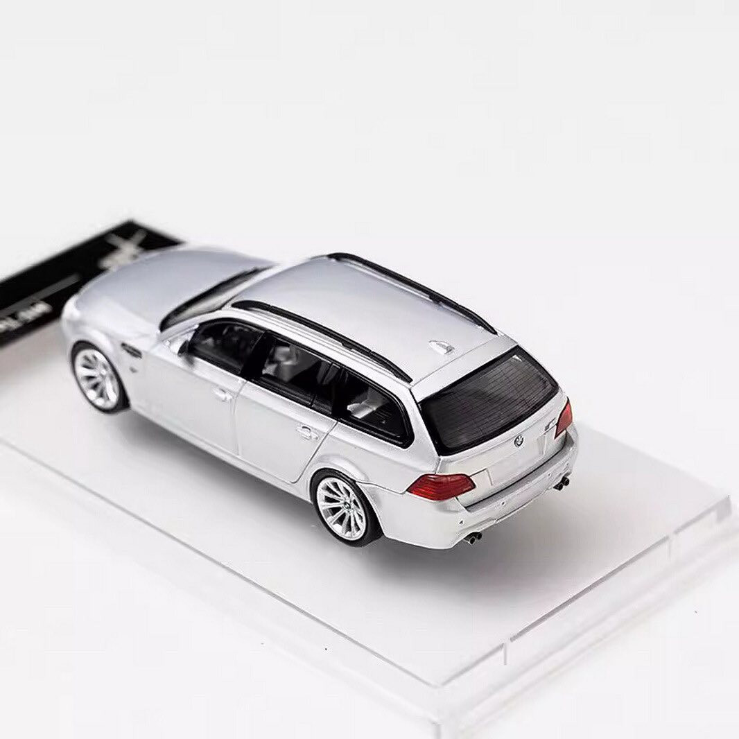 BMW M5 Touring (E61) 

• القياس: 1:64
• اللون: أبيض
السعر: 30,000
قطعة مميزة لهواة جمع موديلات BMW والسيارات الكلاسيكية 

Instagram: 

https://www.instagram.com/becks_2025?igsh=bnFkdDZhcXFpZXdk&utm_source=qr

#للبيع #دايكاست #سيارات_مصغرة #هواة_التجميع #موديلات_سيارات #كيوشو #بي_ام_دبليو #BMW #Kyosho #BMWM5 #M5Touring #E61 #Diecast #DiecastCollection #ModelCar #MiniatureCar #Scale164 #CarCollector #BMWCollector #Collectibles #DiecastForSale #ScaleModel


**إذا كنت صاحب هذا الإعلان وتريد حذفه لأي سبب، رجاءا أرسل رسالة إلى الدعم الفني**