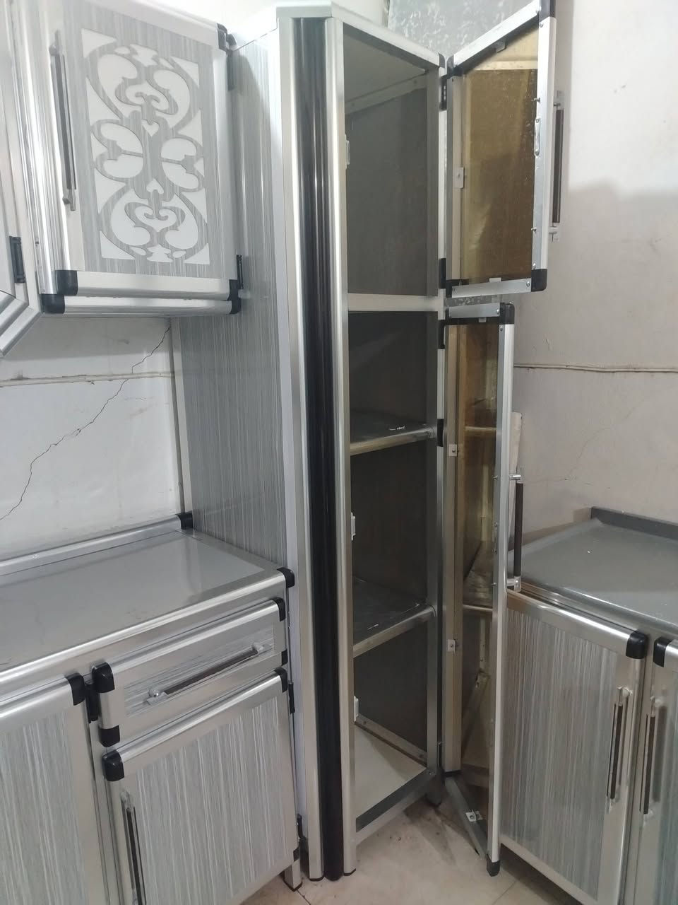 للبيع كونتر ارضى ملحق مترين نص ابو بوفيه اخ جديد شرط نضافتو ٩٥ بل ١٠٠ سنك ١٣٠سم تقيل سعر ٤٥٠ بي مجال *********** اسيا *********** مكان موصل
