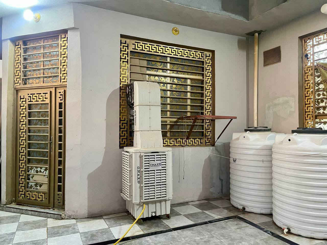 📐 مساحة: 200م حي النداء ....
مجمع بيتي ٢
📜 طابو سند حر – طابق واحد

🔸 المحتويات:
• غرفتين 🛏️
• صالة 🛋️
• مطبخ 🍽️حار وبارد
• استقبال 👥
• صحيات عدد 2 🚿
سطح عدد ٢
مع مخزن جبير 
البيت مرتب ونظيف
السعر ١٢٥ قفل 
للاستفسار اكثر ***********
