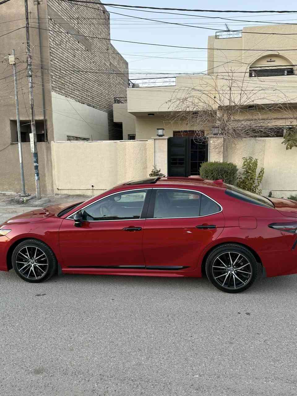 للبيع تويوتا كامري 2023 فئة SE 🚗
السلام عليكم للبيع:
🔴 اللون: أحمر
📅 الموديل: 2023
⚙️ الفئة: SE
ممشى السياره 37 الف كيلو
✨ المواصفات:

 • محرك 4 سلندر
 • تصميم رياضي أنيق
 • شاشة لمس مع نظام بلوتوث
 • كاميرا خلفية
 • مثبت سرعة
 • تايرات جدد
 • داخل جديد
        •     رادار امامي
        •     فتحة

✅ السيارة بحالة ممتازة، استخدام شخصي
✅ جاهزة للفحص بأي مكان
حادثها مرفوق بالصور جاملغ خلفي مسحوب بارد بدون قطرة صبغ وحوض الجنطة مبدل بدون دواخل فقط ايرباك البرده طاك وراجع سستم  السعر  :203 وبيها مجال بسيط
📞 للتواصل: (***********)
