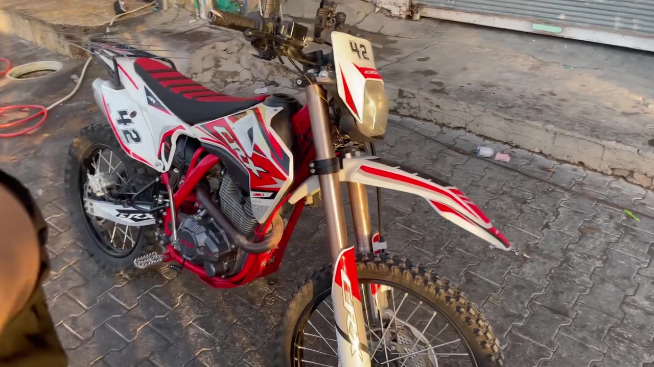 السلام عليكم دراجه قفاز CR-X موديل2025 للبيع دراجه محرك 300cc دراجه خير من الله مابيه كلشي استخدام شخصي مكاني بغدادرصافه الدراجه صالنصه  بلادي رياضي دراجه كلش نضيفه سعره مليون و٦٠٠وبيه مجال ***********
