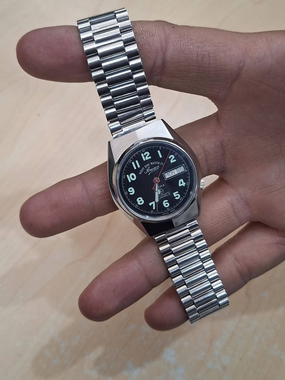 سلام عليكم
للبيع ويست سويسري نظافة تامة غير مفتوحه وغير مصقله او مبولشه من قبل 
في وضع الوكاله 
مع سيرها الأصلي وغطائها الخلفي الأصلي والقفل الأصلي مختمه كل القطع مع ليبل الشركة الأصلي الساعه موديل ثمانينات 
السعر ٢٠٠ دولار 
***********
