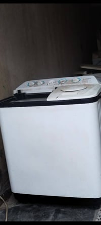 غساله نضيفه للبيع كامله وشغاله السعر ٤٠ وبيها مجال مكاني الحسينيه رقمي...