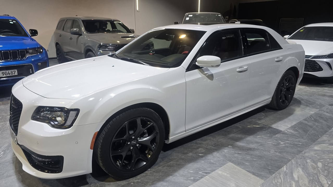 أّلَسِـلَأّمً عٌلَيِّکْمً 
كرايسلر S300 وارد كندي 
موديل / 2021
 گلين تايتل اخو الزيرو بالشرط / جلد احمر بلاد
رقم اربيل مميز 
العداد /  30,000 كم حقيقي 
رادار امامي /  جانبي
 مستشعر وقوف
بانورما 
تدفئة تبريد مقاعد مع المقود 
مراقبة النقطة العمياء
مصابيح زينون بلاد مع LED
ستائر خلفية كهربائي
التحكم التلقائي في درجات الحرارة
شاشة كبيرة مع نظام الملاحة نفكيشن GPS
سستم صوت الپاين مع مضخم صوت بيتش في الصندوق
ذاكره لحفظ وضعيات الجلوس / مقاعد كهرباء
كير شفتر بالمقود
بجم حاجب كبس 
ارضيات ممشدوده / سبير منازل بعد
مكان السيارة : كركوك 
38000 $ .


**إذا كنت صاحب هذا الإعلان وتريد حذفه لأي سبب، رجاءا أرسل رسالة إلى الدعم الفني**