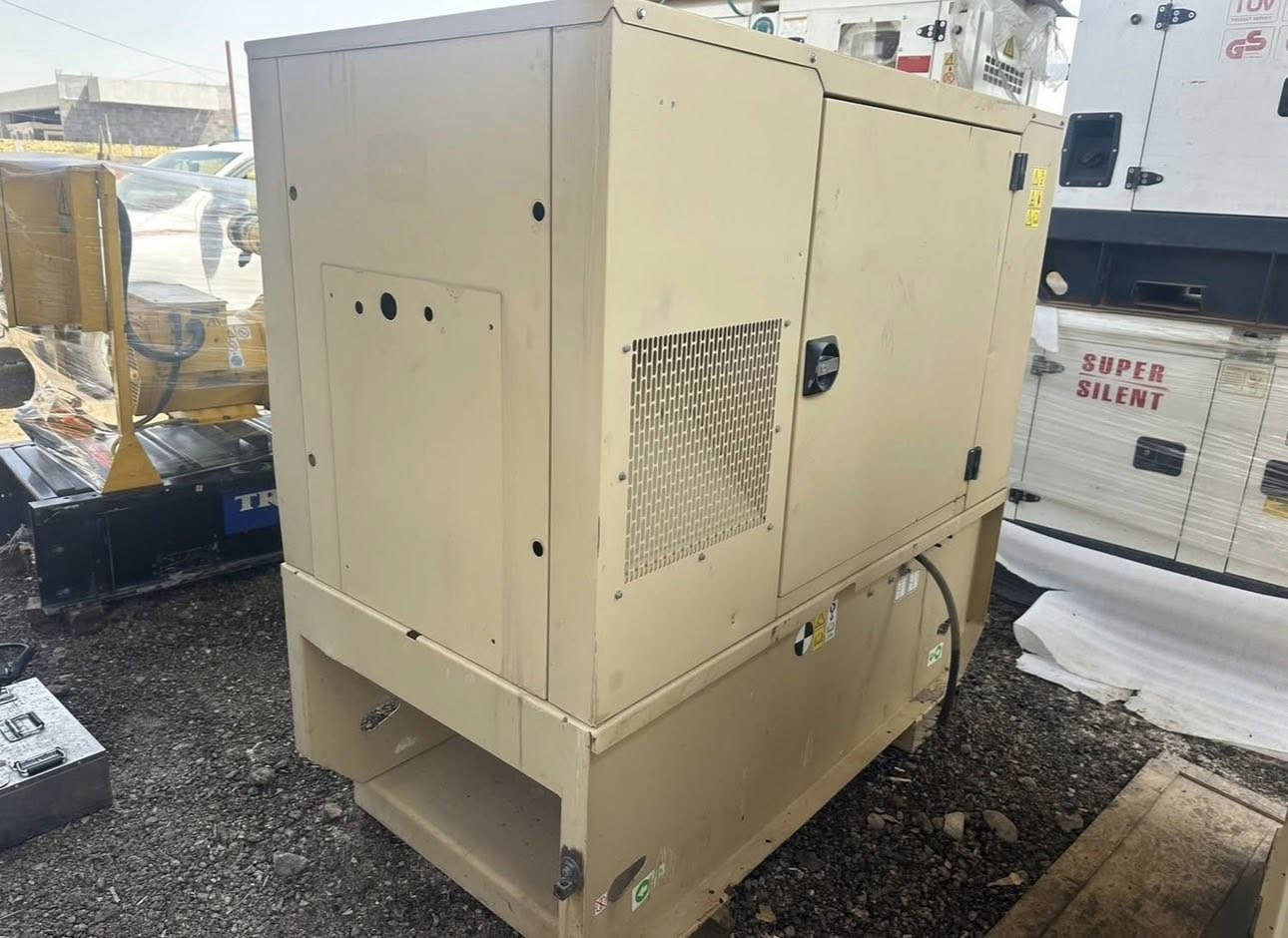 السلام عليكم
للبيع مولد نوع بيركنز بزون انكليزي اصلي كتربلر 
كاتم عالي٩٠٪؜ محرك بزون ٤سلندر برغي ما مفتوح بي
خزان ٥٠٠لتر توليد لوري سومر حديث 20كيفي ثري فيز بلادي
المولد موديل حيث شرط وضمان شغل مستعمل قليل جداً
منضومة حماية بلادي برودكشن نوع باورويزر اخر اصدار
فول حماية اطفاء وتشغيل ذاتي (اوتو) مع ATSبلادي
للأستفسار//*********** مهيمن
العنوان//بابل-الشوملي-سريع البصره
متوفر توصيل 🚚 الى جميع المحافظات
